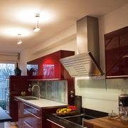 Zwei Deckenleuchten in einer roten Küche
