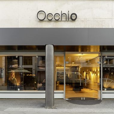 Gebäude mit dem Logo von Occhio über der Eingangstür