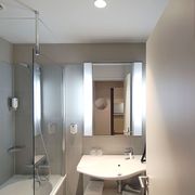 Beleuchtungskonzept im Bad eines Zimmers im Adagio Aparthotel