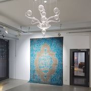 Deckenleuchte im Ausstellungsraum bei Haghnazari Teppiche